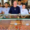 Pizza MakMak est une pizzeria de rue proposant des carrés de pizzas à la coupe et au poids à Koh Samui, en Thaïlande.