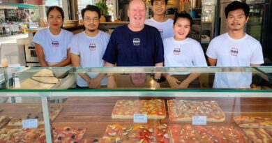 Pizza MakMak est une pizzeria de rue proposant des carrés de pizzas à la coupe et au poids à Koh Samui, en Thaïlande.