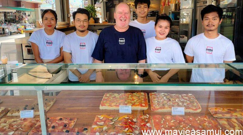Pizza MakMak est une pizzeria de rue proposant des carrés de pizzas à la coupe et au poids à Koh Samui, en Thaïlande.