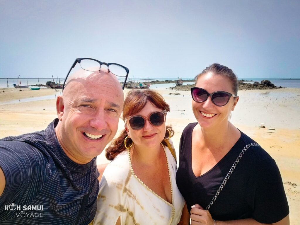 Selfie de Bernie avec M.I.S.S. My Immo Services Samui, Agnès Calzaroni et Stéphanie Beck, agentes immobilier à Koh Samui en Thaïlande du Sud.