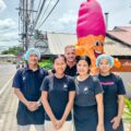 L'équipe de Rossini Ice Cream à Lamai, Koh Samui, Thaïlande, présentent les nouvelles coupes de glace.
