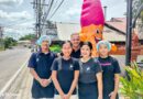 L'équipe de Rossini Ice Cream à Lamai, Koh Samui, Thaïlande, présentent les nouvelles coupes de glace.