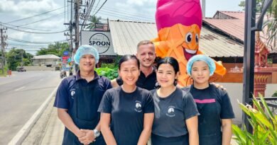 L'équipe de Rossini Ice Cream à Lamai, Koh Samui, Thaïlande, présentent les nouvelles coupes de glace.