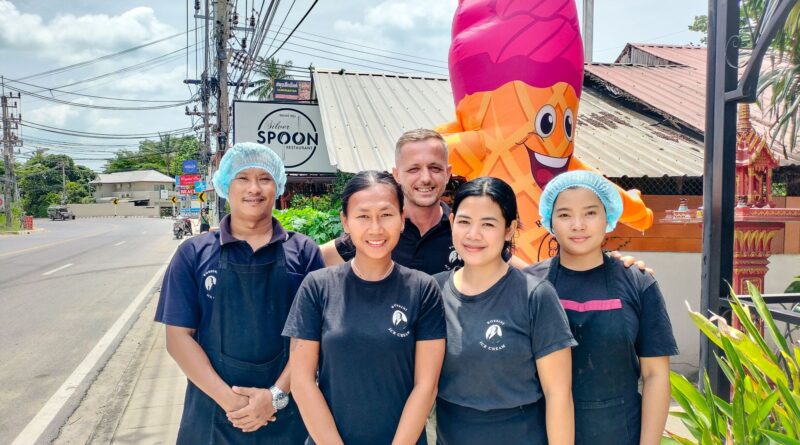 L'équipe de Rossini Ice Cream à Lamai, Koh Samui, Thaïlande, présentent les nouvelles coupes de glace.