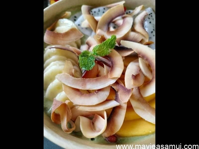 "Bols à matcha de Samui" (Matcha Samui Bowl), affiché à 180 THB. La description Grab était prometteuse : matcha, mangue, banane, lait de coco, flocons de noix de coco maison, baies de goji, et une curieuse noix de coco râpée enrobée de sucre.