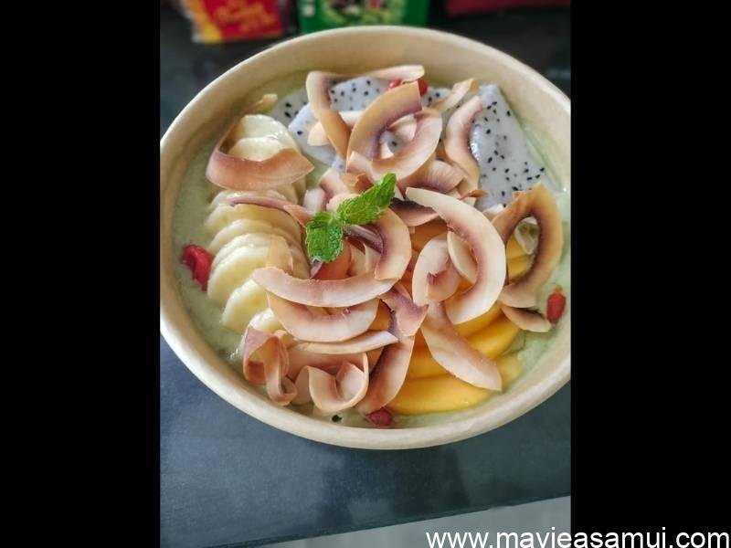 "Bols à matcha de Samui" (Matcha Samui Bowl), affiché à 180 THB. La description Grab était prometteuse : matcha, mangue, banane, lait de coco, flocons de noix de coco maison, baies de goji, et une curieuse noix de coco râpée enrobée de sucre.