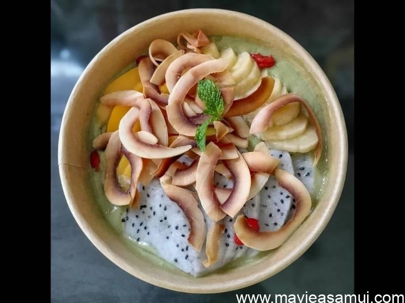 "Bols à matcha de Samui" (Matcha Samui Bowl), affiché à 180 THB. La description Grab était prometteuse : matcha, mangue, banane, lait de coco, flocons de noix de coco maison, baies de goji, et une curieuse noix de coco râpée enrobée de sucre.